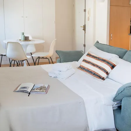 Eiffel 2br Avenue Apartment *